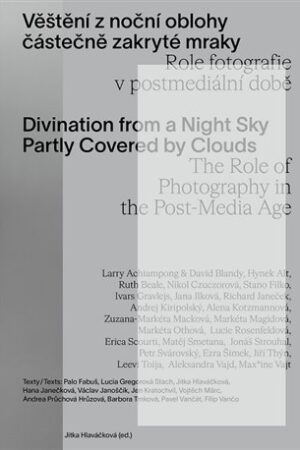 Věštění z noční oblohy částečně zakryté mraky. Role fotografie v postmediální době