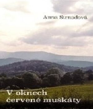 V oknech červené muškáty